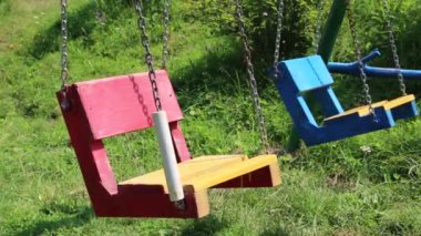 Çocuk oyun alanı üzerinde renkli salıncaklar