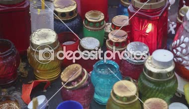 Çok renkli lambalar içinde mumlar