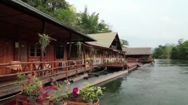 Tayland Kwai Nehri kıyısında evler