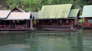 Tayland Kwai Nehri kıyısında evler