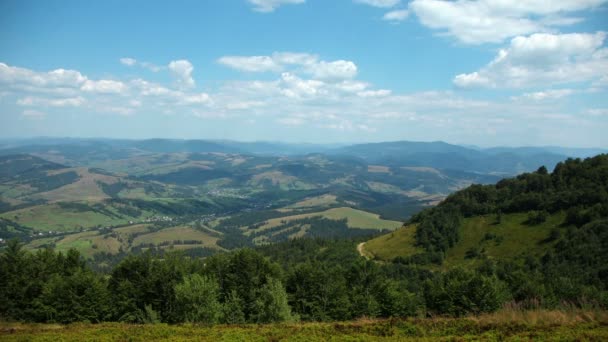 Nubes en hermosas montañas — Vídeos de Stock