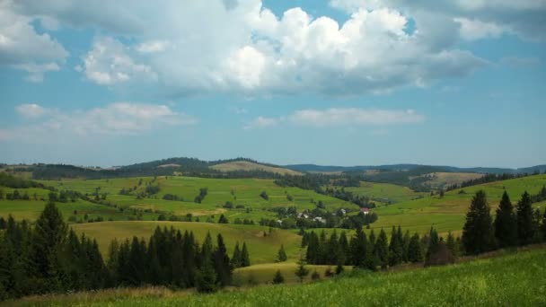 Wolken en prachtige groene velden — Stockvideo