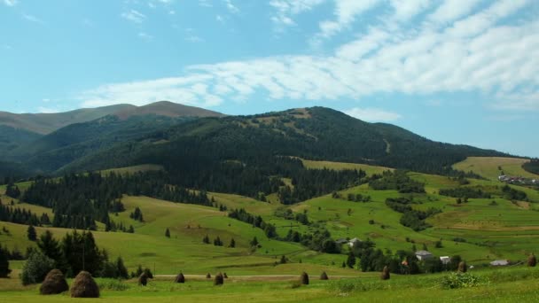 Nubes y hermosos campos verdes — Vídeo de stock