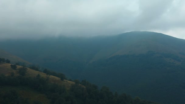 Nuvens de tempestade nas montanhas — Vídeo de Stock