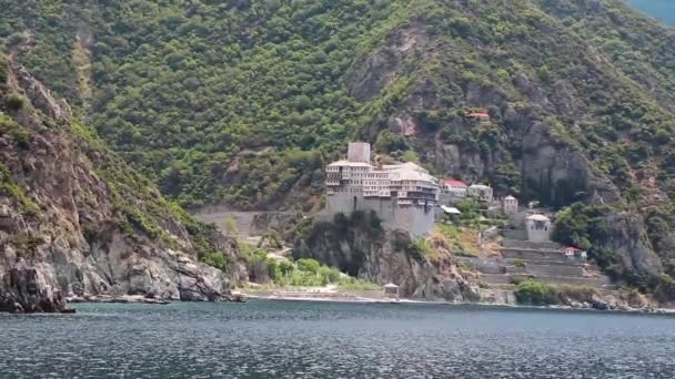 Navio navega ao longo da península de Athos — Vídeo de Stock