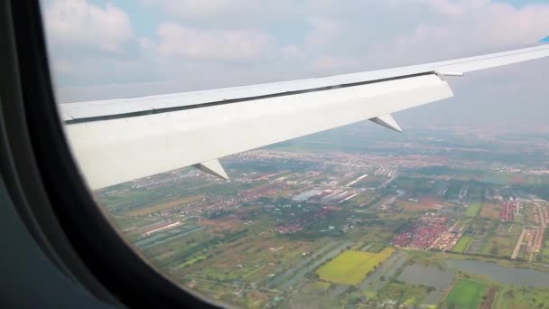 Kilátás a repülőgép ablakából — Stock videók