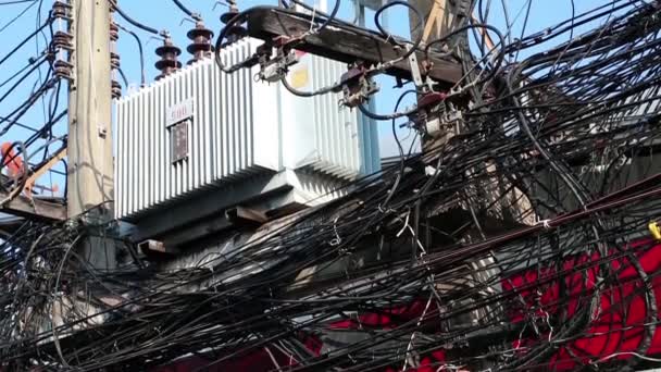 Transformateur et multitude de fils électriques 