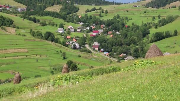 Wzgórza i wieś w Karpatach — Wideo stockowe