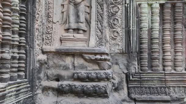 Стена в храмовом комплексе Ангкор Том — стоковое видео