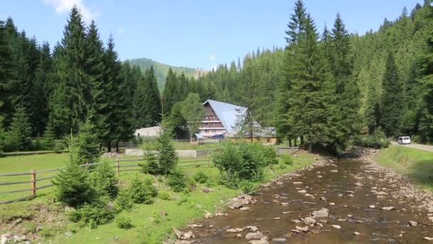 Casetta di campagna vicino al fiume di montagna — Video Stock