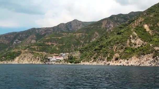 Navire navigue le long de la péninsule d'Athos — Video