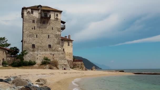 Torre velha na praia — Vídeo de Stock