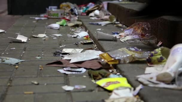 Lixo deitado na rua — Vídeo de Stock