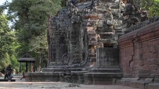 Bajorrelieve en el templo de Angkor Thom — Vídeos de Stock