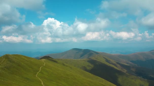云彩和美丽的绿色山脉 — 图库视频影像