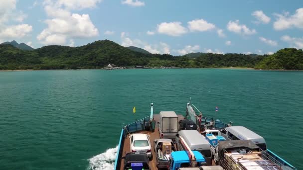 Navega en ferry a la isla de Koh-Chang — Vídeo de stock