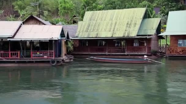 Σπίτια στην όχθη του ποταμού Kwai στην Ταϊλάνδη — Αρχείο Βίντεο