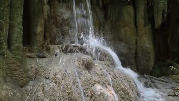 Vodopád v národním parku erawan — Stock video