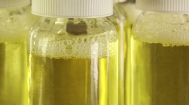 Şişe sıvı ile döner