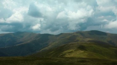 Fırtına bulutları güzel dağlarda Timelapse