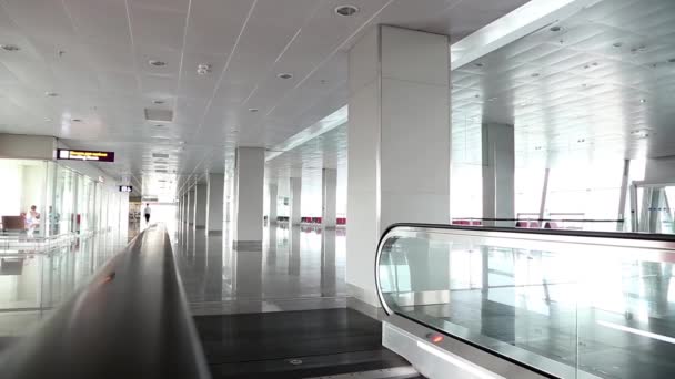 Интерьер международного аэропорта — стоковое видео