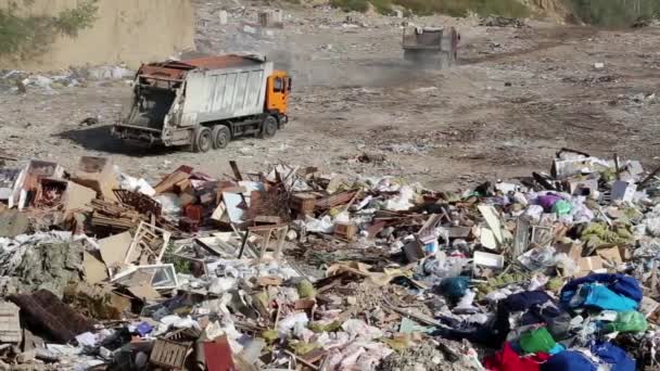 Camiones de basura en el vertedero — Vídeos de Stock