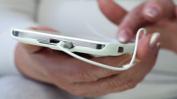 Aîné mains femme avec smartphone 