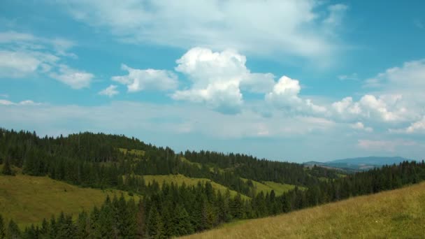 Nubes y hermosas montañas verdes — Vídeos de Stock