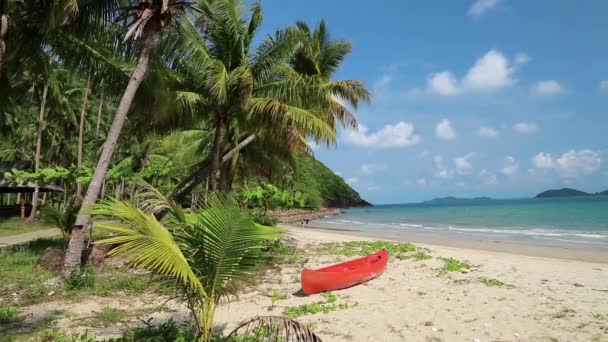 Canoa roja en hermosa playa tropical — Vídeos de Stock