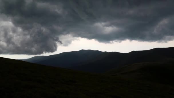 Nuvens de tempestade nas montanhas — Vídeo de Stock