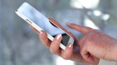 Kadın holding beyaz cep telefonu