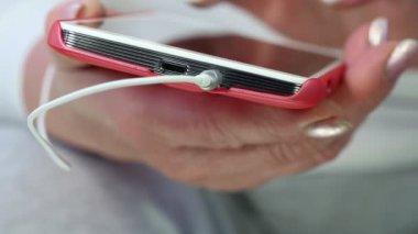 Smartphone kullanarak kadın kıdemli eller