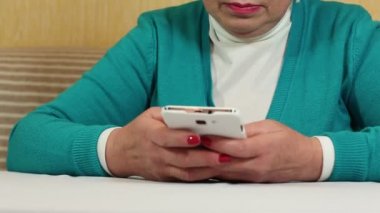 Cep telefonundan SMS tipik kadın