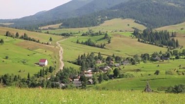 Güzel yeşil tepeler ve yazlık Köyü