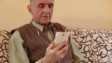 Kıdemli adam akıllı telefon üzerinden iletişim kurar