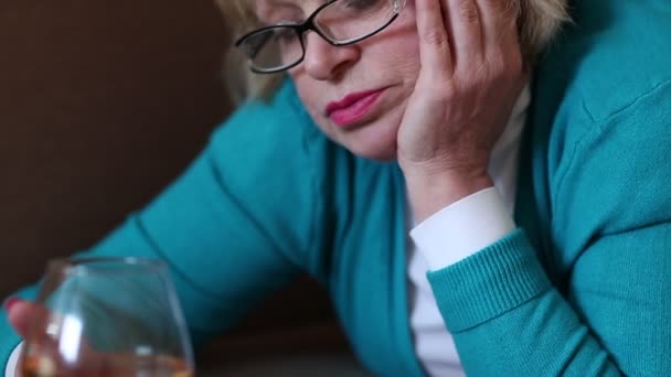 Depressieve vrouw drinken cognac — Stockvideo