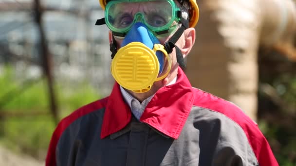 Worker in hard hat and respirator — Stock Video