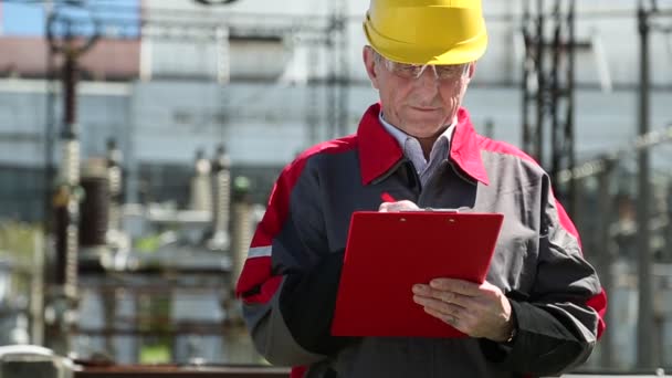 Inspector en la central eléctrica de calor — Vídeo de stock