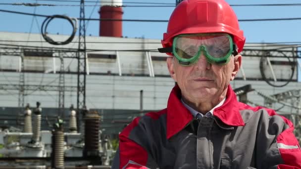 Arbeiter im Atomkraftwerk — Stockvideo