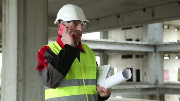 Ingénieur civil avec téléphone portable — Video