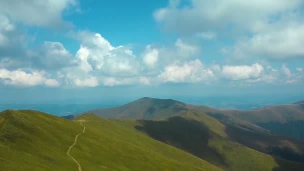 緑の山々 に雲のタイムラプス — ストック動画