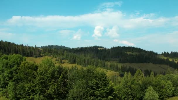 Timelapse de nuages et de belles montagnes verdoyantes 