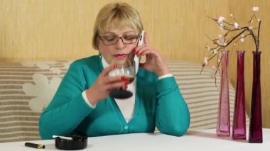 Smartphone kadınla konuşuyor ve dumanlar