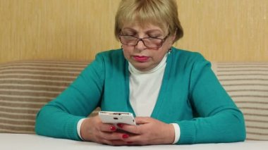 Cep telefonundan SMS tipik kadın