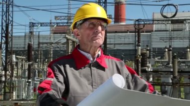 Çalışma çizimleri ile mühendis