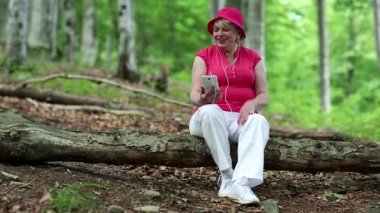 Kadın smartphone iletişim kurar.