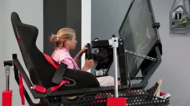 Oyun simülatörü içinde kız