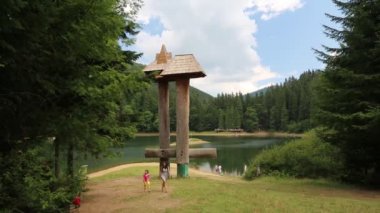 Göl Synevyr Karpat Dağları'nda insanlara