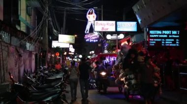Pattaya kırmızı ışık bölgesinde insanlar