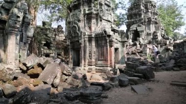 İnsanlar Angkor Thom tapınak kompleksi
